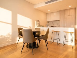 Dining - Gordon 2BR Apt Walk to Station & Shops (Gordon)