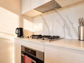 Fridge, microwave, oven, stovetop - Gordon 2BR Apt Walk to Station & Shops (Gordon)