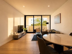 Interior - Gordon 2BR Apt Walk to Station & Shops (Gordon)