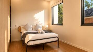 4 bedrooms, desk, iron/ironing board, WiFi (free)