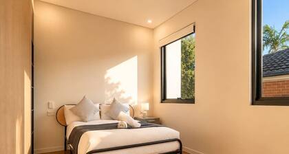 Luxury North Ryde 4BR Duplex with Media Room