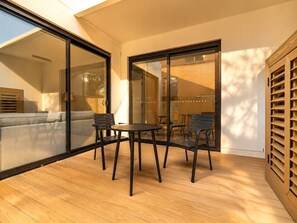 Outdoor dining - Luxury North Ryde 4BR Duplex with Media Room (North Ryde)