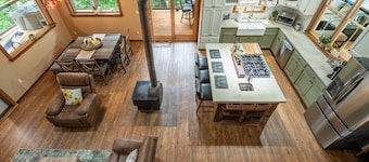 Firefly Retreat - Upscale Off-Grid Mountain Cabin