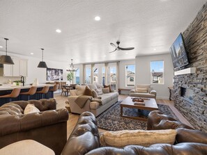 A spacious living area with leather sofas, a coffee table, and a fireplace. - Mountain Haus, Hot Tub, Sauna, Deer Valley Close (Heber City)