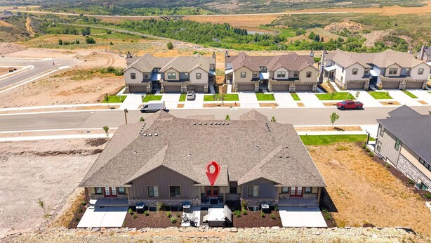 A residential area with houses, a road, and a mountainous landscape in the background. - Mountain Haus, Hot Tub, Sauna, Deer Valley Close (Heber City)