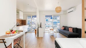 Um apartamento moderno com cozinha, sala de jantar e sala de estar.