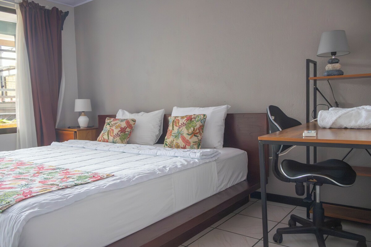 Comfort-huone, patio, kaupunkinäköala | Ilmainen Wi-Fi