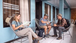 Un vestíbulo de hotel con una zona de estar, un mapa y una persona con una cámara.