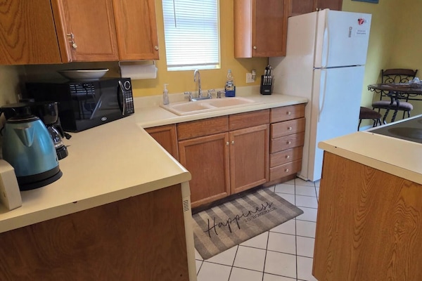 Coffee/tea maker, fridge, microwave, oven