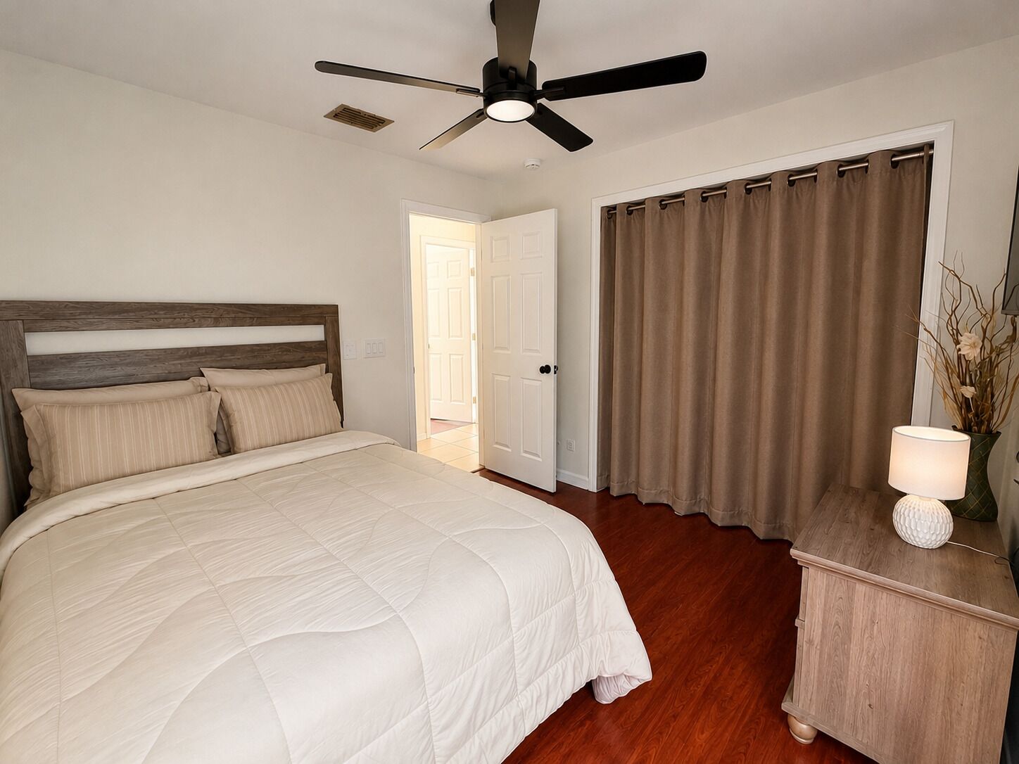 Iron/ironing board, WiFi (free), bed sheets