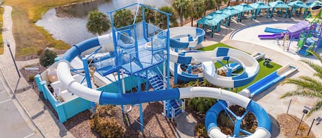 Un parque acuático con múltiples toboganes y una zona de piscina.