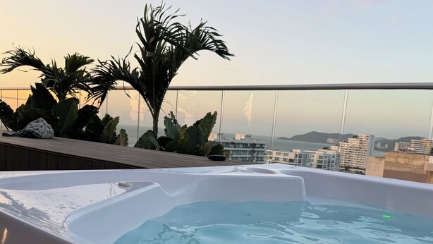 Boblebad på en balkon med udsigt over byen.