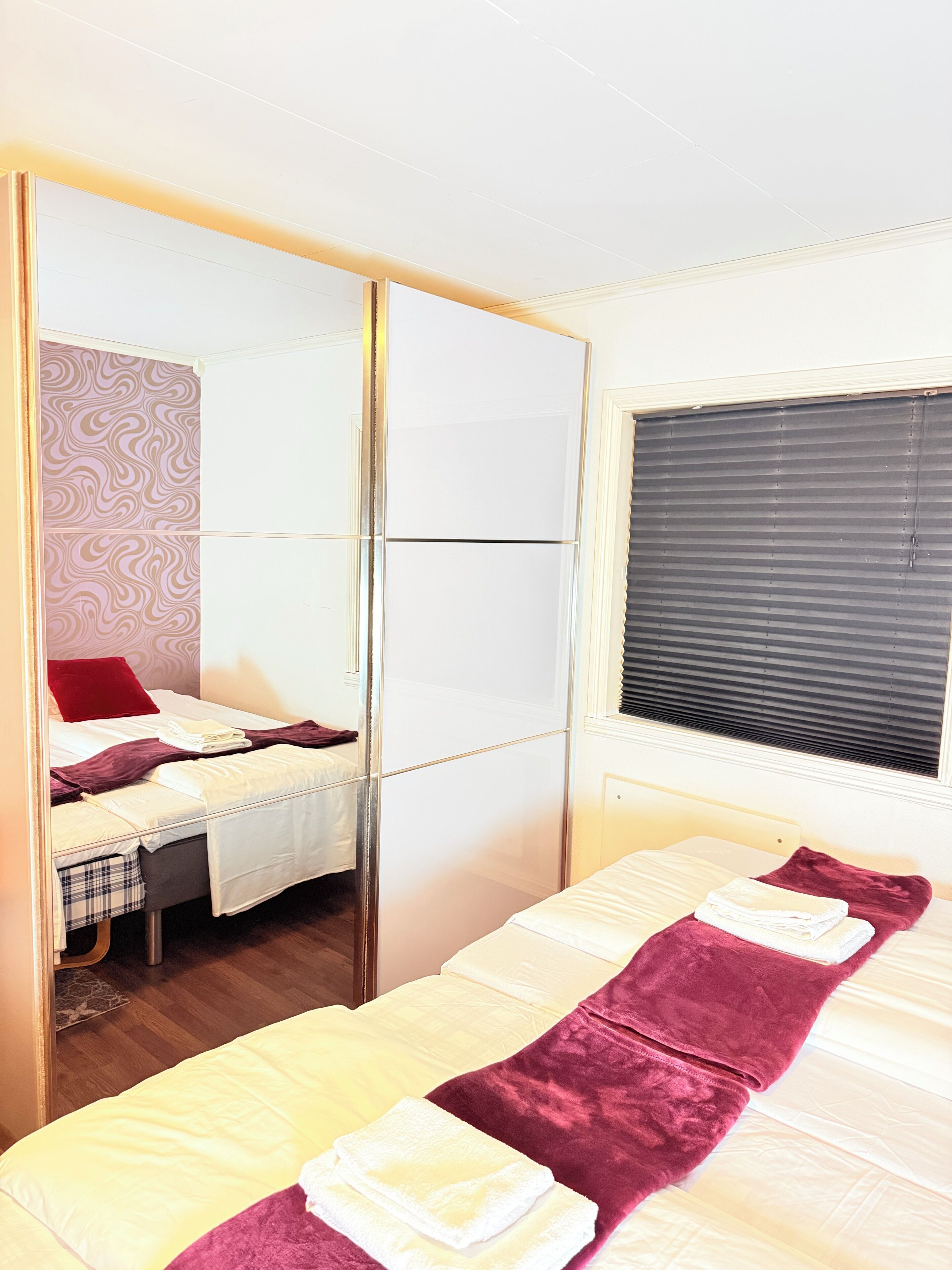3 habitaciones, tabla de planchar con plancha, wifi y ropa de cama 