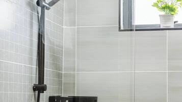 Ducha con cabezal de ducha de mano y grifo empotrado.