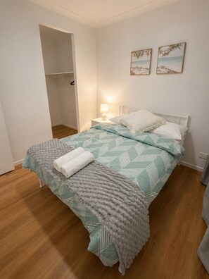 4 habitaciones, tabla de planchar con plancha, wifi y ropa de cama 