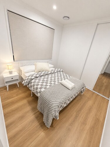 Spacious 4 bed 2 bath family home - opposite park - 2 living areas