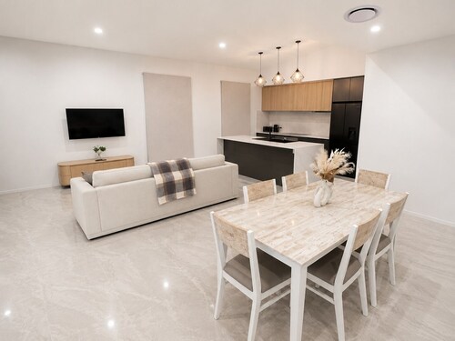 Spacious 4 bed 2 bath family home - opposite park - 2 living areas