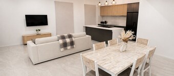 Spacious 4 bed 2 bath family home - opposite park - 2 living areas