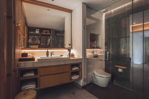 Een haardroger, handdoeken, toiletpapier