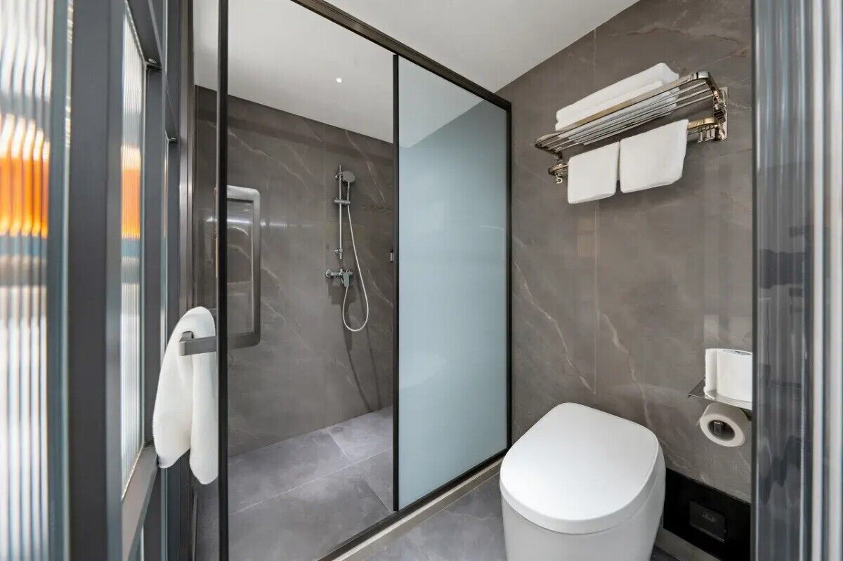 Habitación individual superior | Baño | Regadera, secadora de cabello, toallas, jabón 