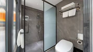 Habitación individual superior | Baño | Regadera, secadora de cabello, toallas, jabón