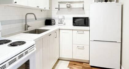 1.5-Bedroom Suite in charming Lake Simcoe, Georgina Minutes to Beach Access