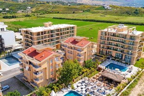 A multi-story hotel with a rooftop pool and a landscaped garden. - Sea Side Palm Modern Suites, Vlore, Albania (Vlore)