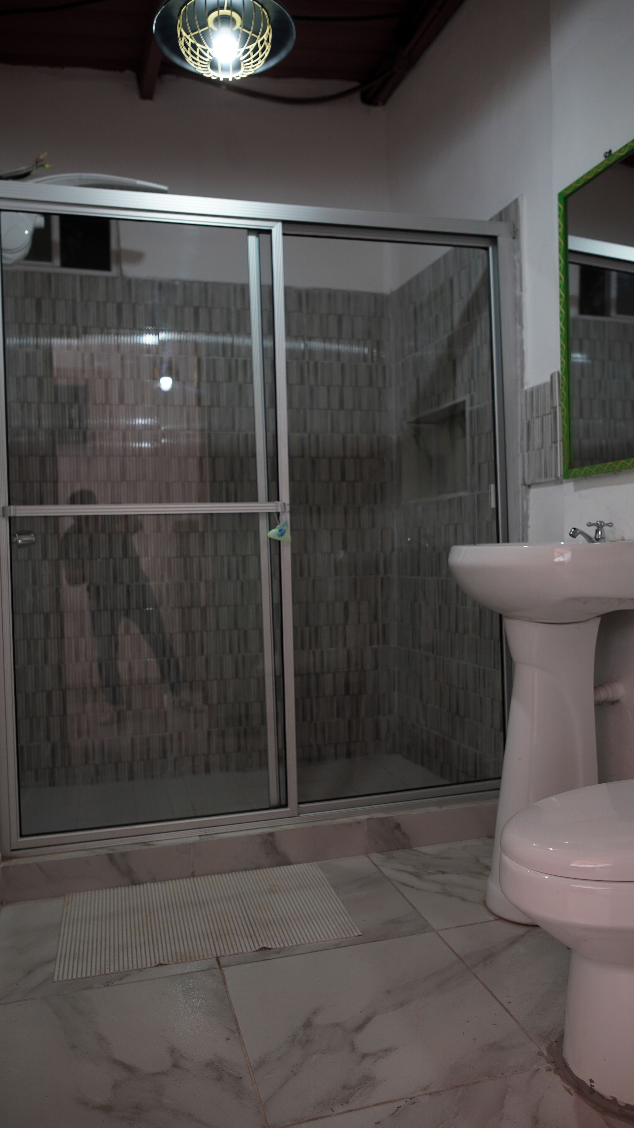 Quarto casal júnior, vista para o pátio | Banheiro | Chuveiro, toalhas de banho, sabonete, shampoo