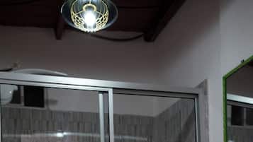 Quarto casal júnior, vista para o pátio | Banheiro | Chuveiro, toalhas de banho, sabonete, shampoo
