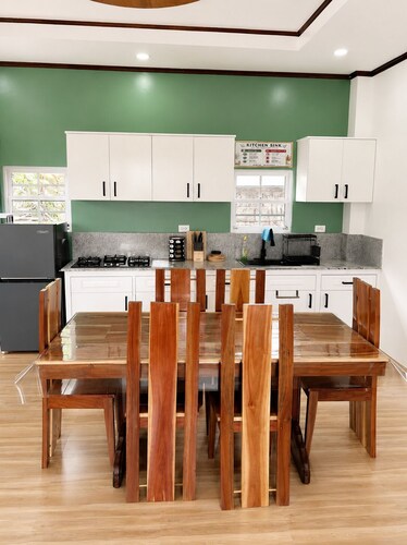 Modern home fast Starlink wi-Fi, Modern Home, free breakfast, near the beach