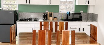 Modern home fast Starlink wi-Fi, Modern Home, free breakfast, near the beach
