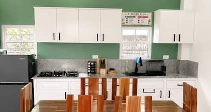 Modern home fast Starlink wi-Fi, Modern Home, free breakfast, near the beach