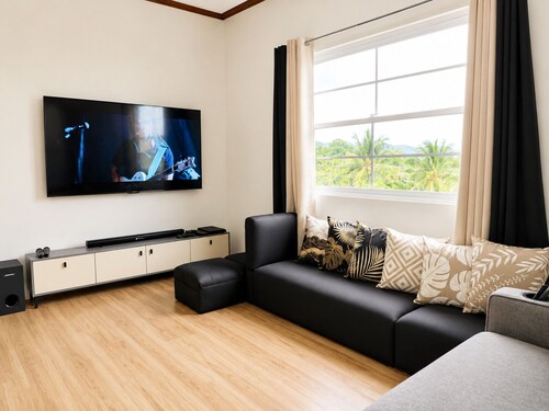 Modern home fast Starlink wi-Fi, Modern Home, free breakfast, near the beach