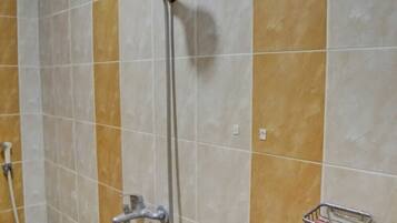 Een douche, een regendouche, gratis toiletartikelen, handdoeken