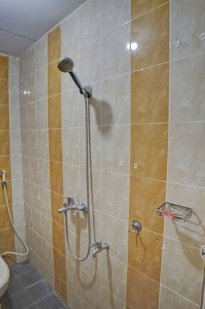 Suihku, sadesuihkupää, ilmaiset hygieniatuotteet, pyyhkeet
