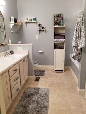 Maison, 3 chambres, balcon | Salle de bain