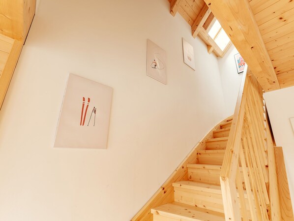 Eine Holztreppe mit Blick auf die obere Etage.