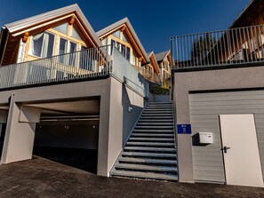 Un immeuble à plusieurs étages, avec un escalier menant à un niveau supérieur, un garage et une porte portant l’inscription « Top 5 ».