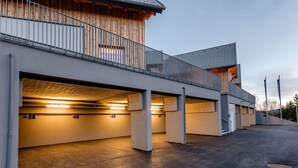 Eine mehrgeschossige Parkgarage mit freien Stellplätzen und einer überdachten oberen Ebene.