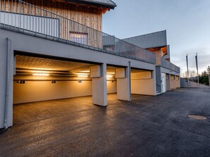 Eine mehrgeschossige Parkgarage mit freien Stellplätzen und einer überdachten oberen Ebene.