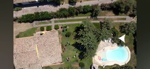 An aerial view of a property with a swimming pool, a covered patio, and a landscaped garden. - Villa Carlebia - Private pool and garden. Beaches within walking distance, ideal for families (Sinnai)