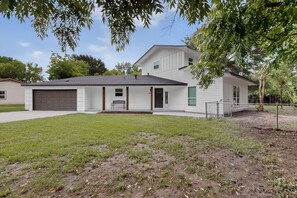 Exterior - Cozy 2-bedroom house in tranquil Greenville with AC (Greenville)