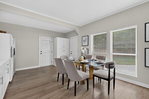Dining - Cozy 2-bedroom house in tranquil Greenville with AC (Greenville)
