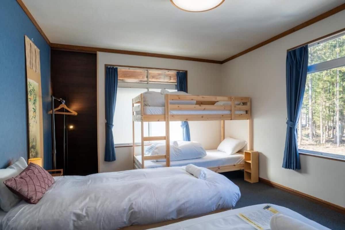 Habitació quàdruple, vistes al pati | Wifi gratuïta 