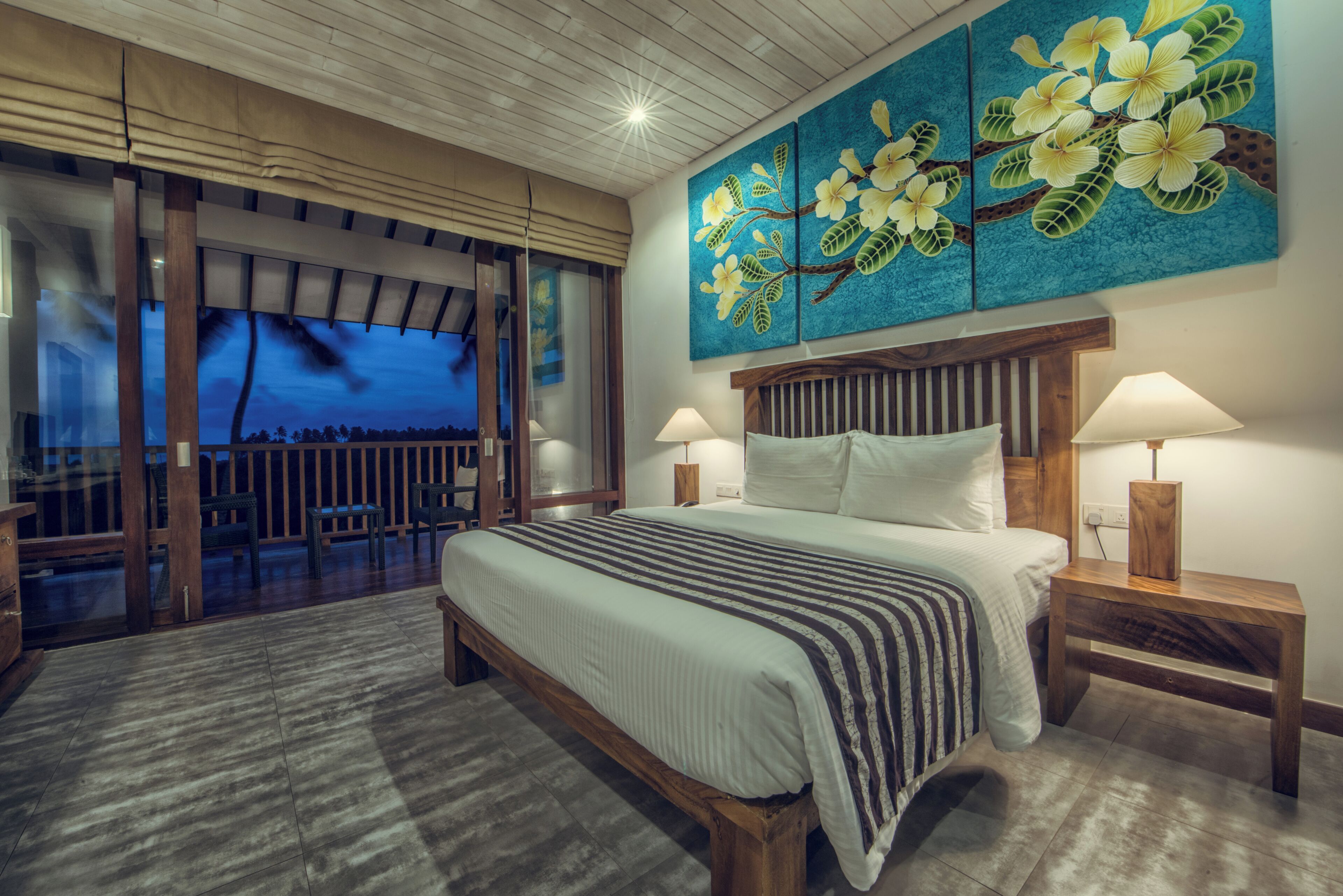 Chambre Double Deluxe, balcon, vue partielle sur la mer | Coffres-forts dans les chambres, fer et planche à repasser