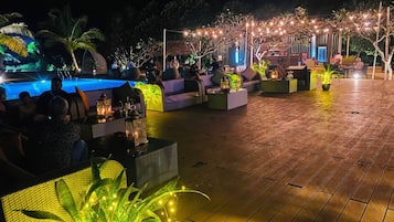 2 bares/lounges, bar ao lado da piscina