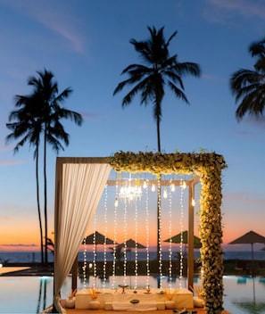 Outdoor dining - Suriya Luxury resort & Spa (Waikkal)