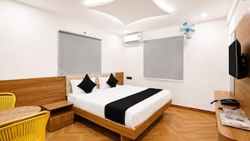 Desk, laptop workspace, soundproofing, WiFi (free)
