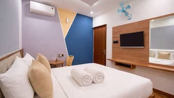 Standard Room, City View | Desk, laptop workspace, soundproofing, WiFi (free)