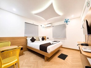 Habitación Deluxe, vista a la ciudad | Escritorio, espacio para trabajar con laptop y insonorización 